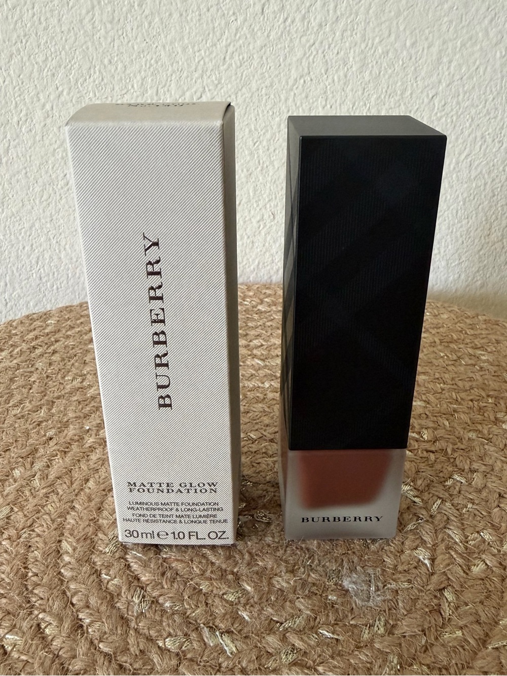 Burberry Matte Glow Foundation Dark Cool No. 140
